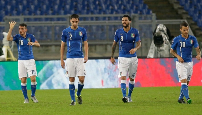 Jugadores de Italia caminan en el juego contra Noruega