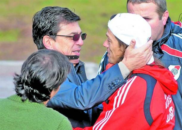 Passarella abraza a Almeyda