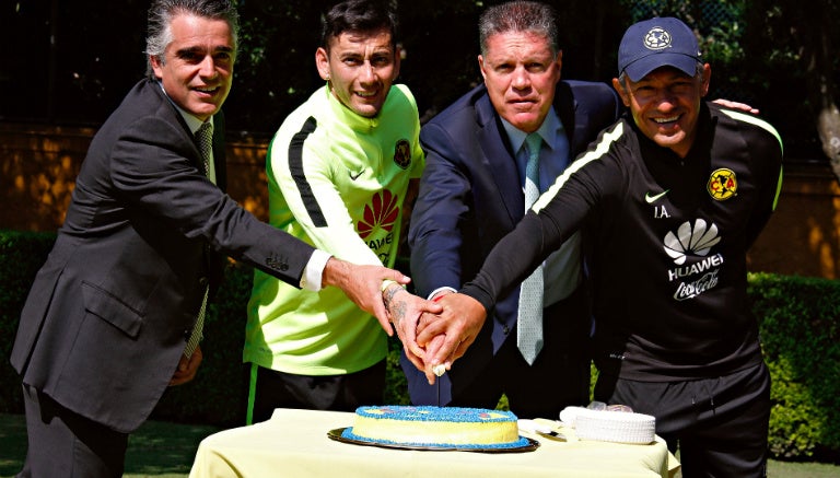 Miembros del conjunto azulcrema durante la celebración