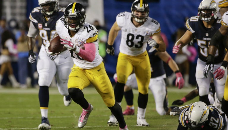  Le'Veon Bell corre con posesión del ovoide