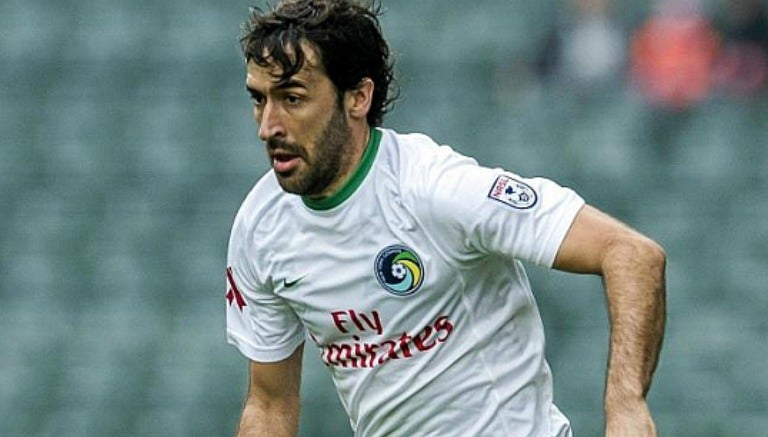 Raúl González en partido con el Cosmos de Nueva York