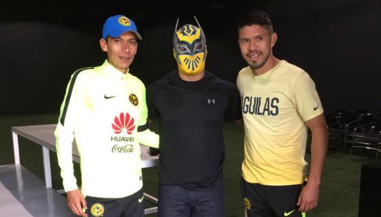 Sin Cara posa al lado de Oribe Peralta y Paulo Serafín