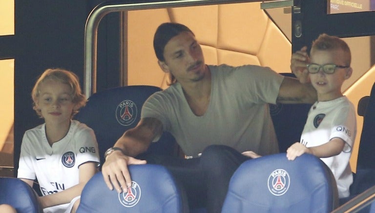 Zlatan y sus hijos en un partido de futbol