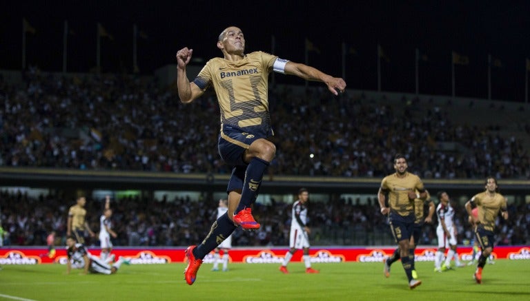 Darío Verón salta tras anotar un gol