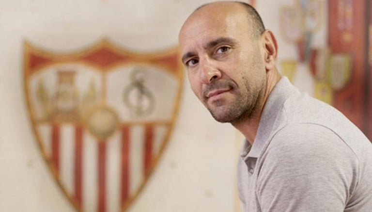 Monchi posa con el escudo del Sevilla