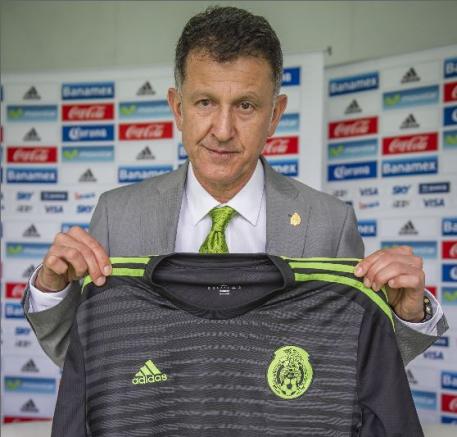 Juan Carlos Osorio sosteniendo la playera del Tri