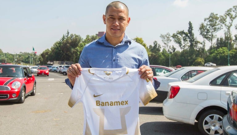 Darío Verón posa con la playera de Pumas