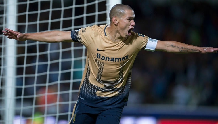 Verón festeja un gol con los Pumas