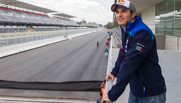 Memo Rojas observa el Autódromo Hermanos Rodríguez