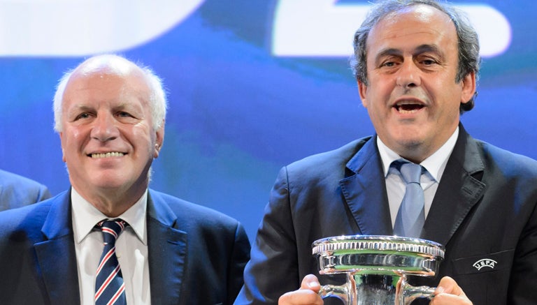 Platini junto a Greg Dyke, presidente de la FA