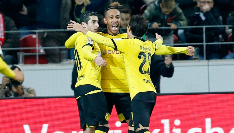 Jugadores del Dortmund festejan gol contra Mainz