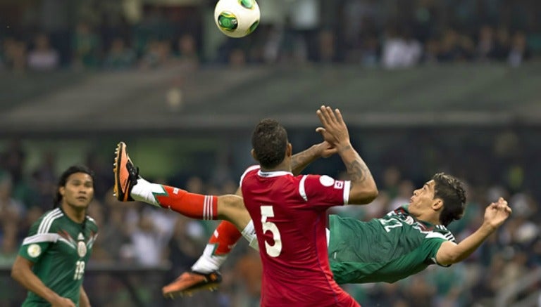 Raúl Jiménez realizando su chilena en el Estadio Azteca