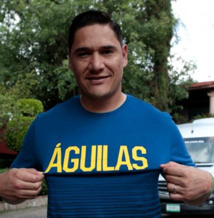 Muñoz con una playera del América posa para la cámara de RÉCORD