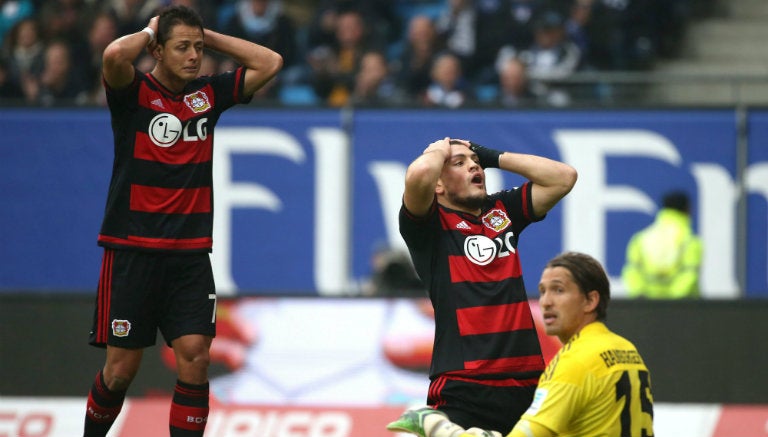 Chicharito y su compañero lamentan una falla