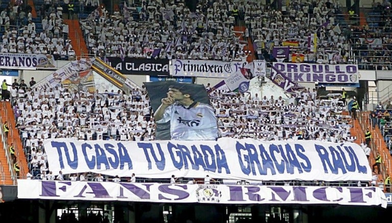 Pancarta en homenaje a Raúl en el Bernabéu