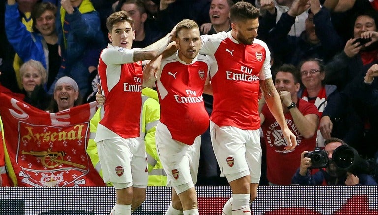 Ramsey es felicitado tras anotar al Watford