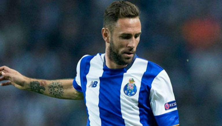 Layún, busca el balón en juego del Porto