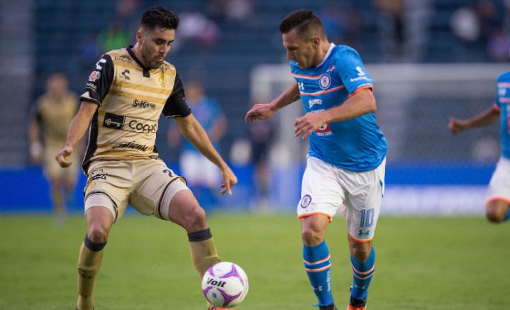 Chaco pelea el balón contra Néstor Vidrio