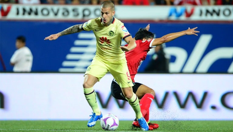 Darío Benedetto en el partido contra Tijuana de la Jornada 13