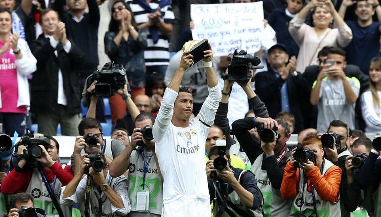 CR7 presume su Bota de Oro en el Santiago Bernabéu