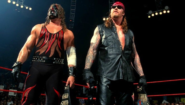 Kane y Taker posan con los títulos en pareja