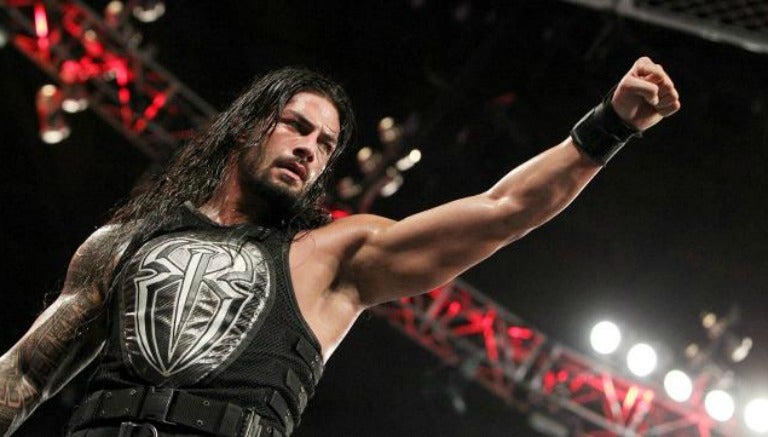 Roman Reigns festeja un triunfo