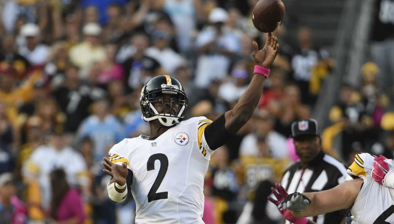 Michael Vick lanza un pase