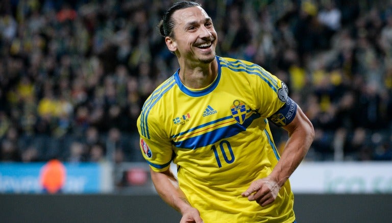 Ibrahimovic celebra un gol con Suecia