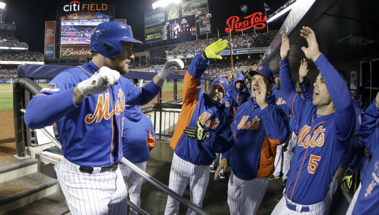 Daniel Murphy festeja con su equipo en el dugout