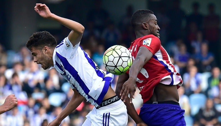 Diego Reyes en un jugada con Jackson Martínez