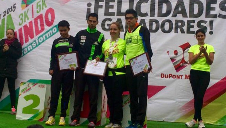 Los ganadores posan con sus reconocimientos