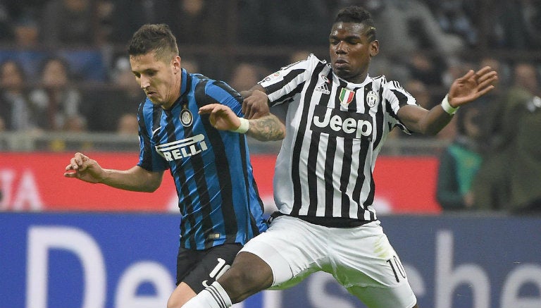 Jovetic y Pogba disputan el balón en juego contra Inter de Milán