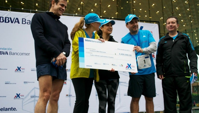 Momento de la entrega del cheque por parte del director general de BBVA Bancomer