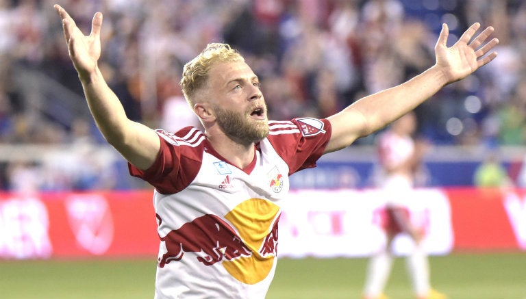 Mike Grella festeja uno de sus goles con Red Bulls