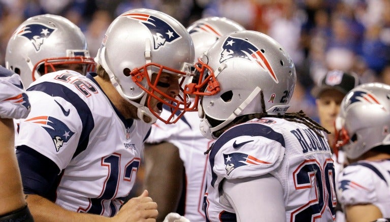 Jugadores de los Patriotas festejan un touchdown