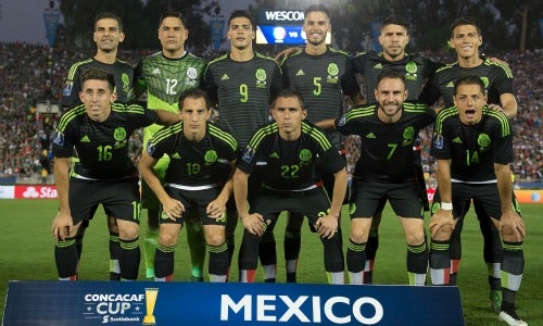 Jugadores de México posan para la cámara antes de un partido