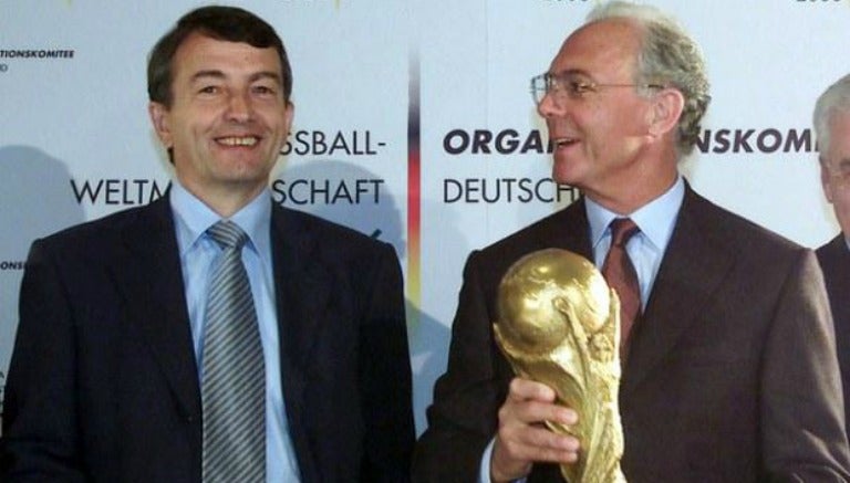 Beckenbauer sostiene el trofeo de la Copa del Mundo en 2006