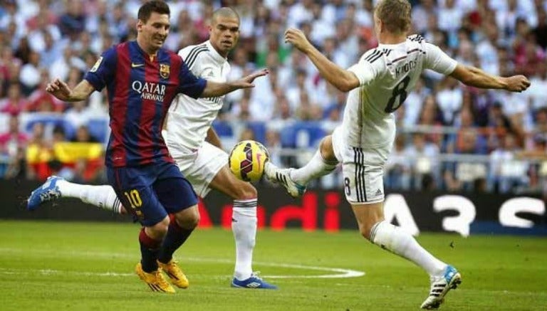 Messi pelea un balón con Kroos en el Bernabéu