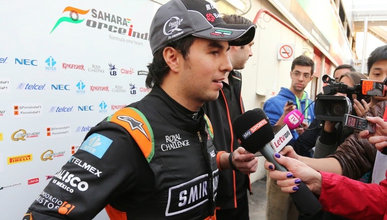 Checo atiende a los medios