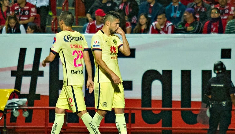 Oribe y Paul celebran un gol en el último partido del América