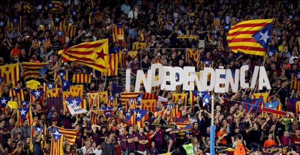 Banderas independentistas desplegadas en el Camp Nou