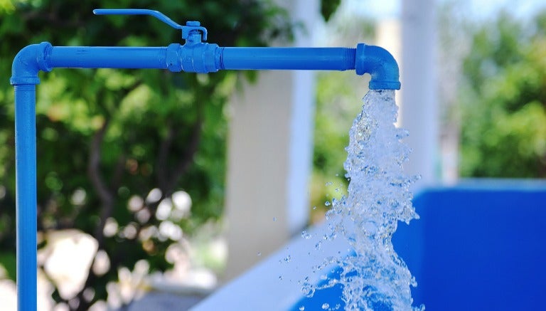 Una llave de agua abierta