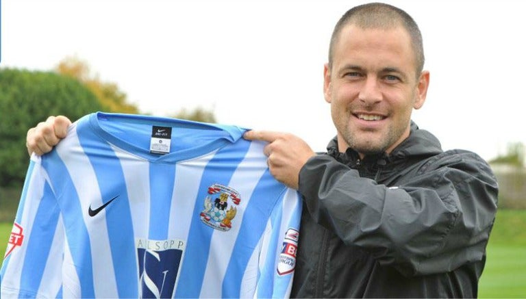 Joe Cole posa con su nueva camiseta