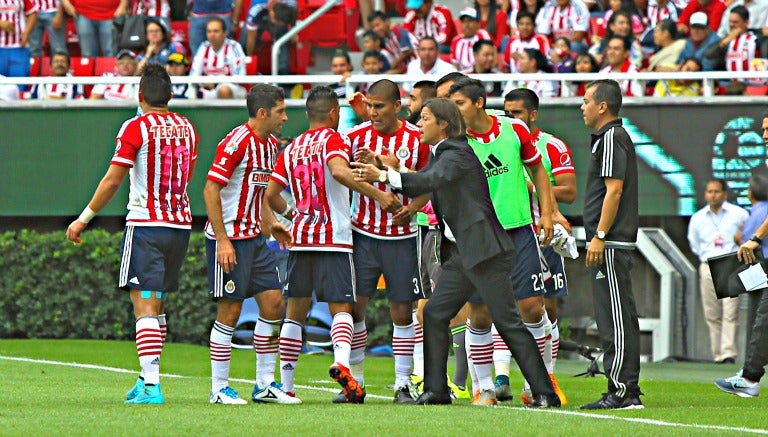 Matías Almeyda, da instrucciones en un partido de Chivas