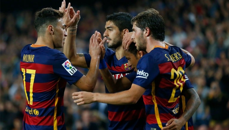 Jugadores del Barcelona celebran la goleada al Rayo Vallecano