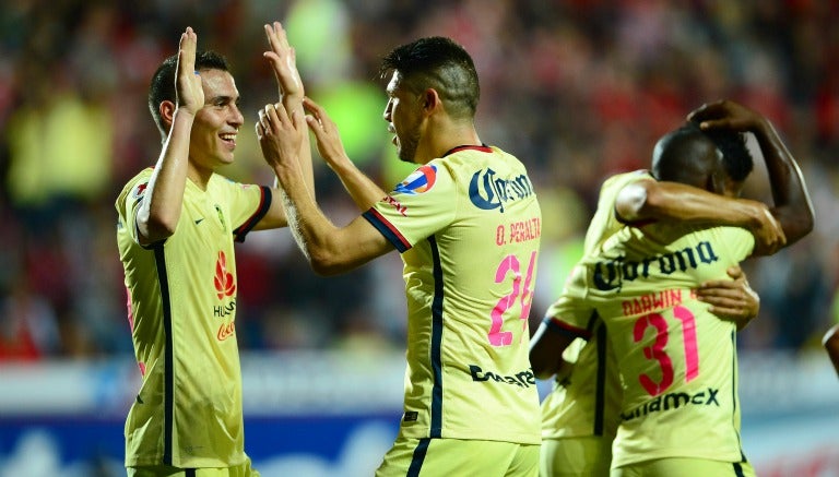 Jugadores de América festejan un gol 