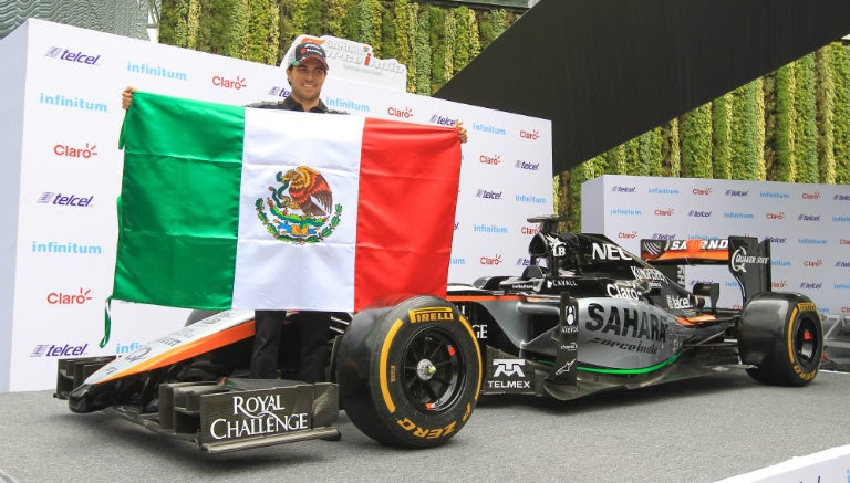 Pérez posa con la bandera de México