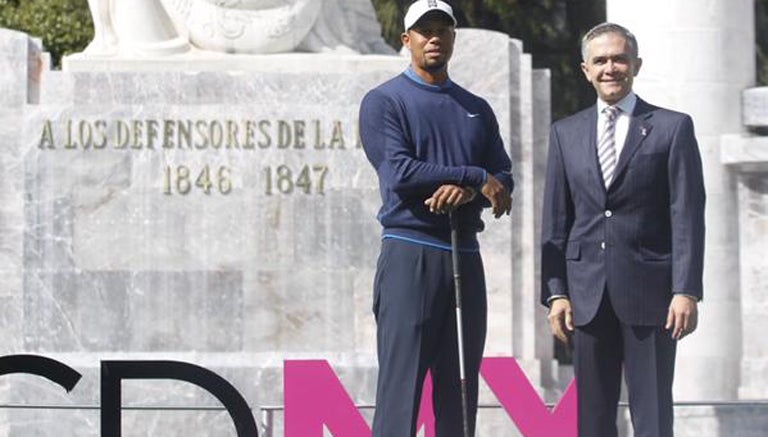 Tiger Woods junto al Jefe de Gobierno del DF