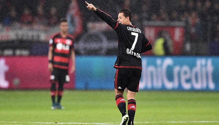 Chicharito festeja tras anotar un gol