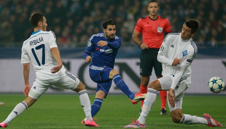 Fábregas sacando un disparo de pierna derecha con Chelsea